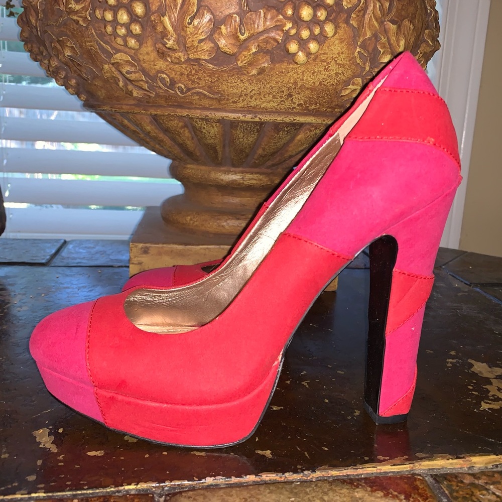 BCBG HIGH HEELS PUMPS